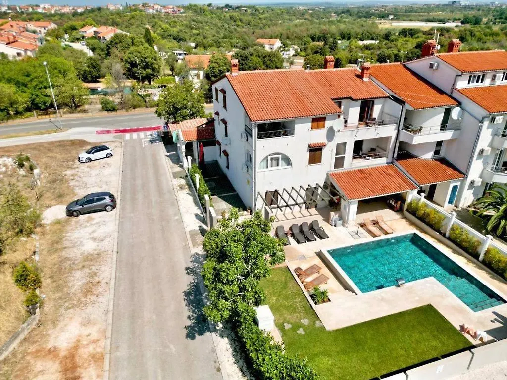 Linc Rooms & Apartments Banjole 3*,
